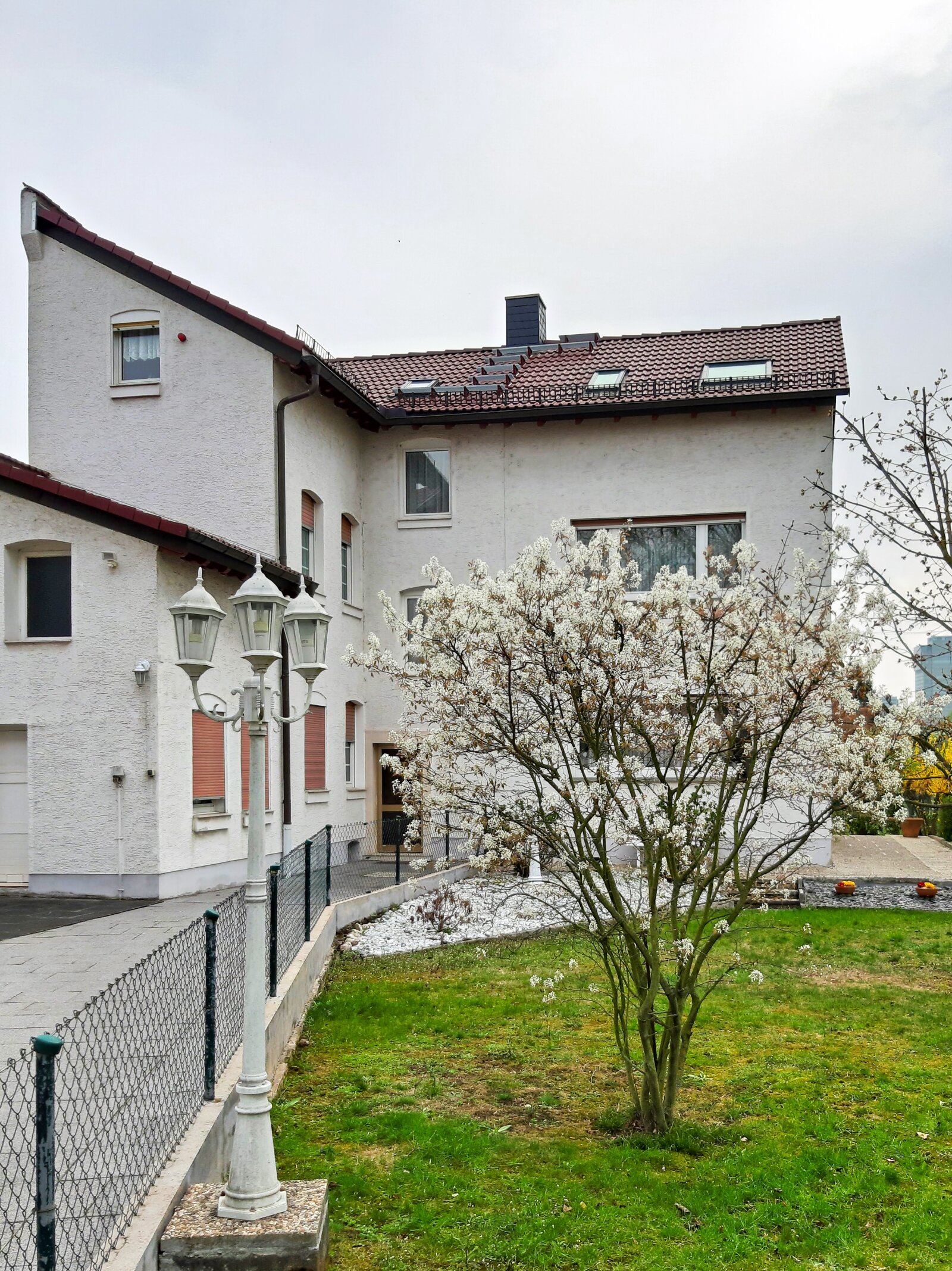Dreifamilienhaus mit riesigem Garten für Familien