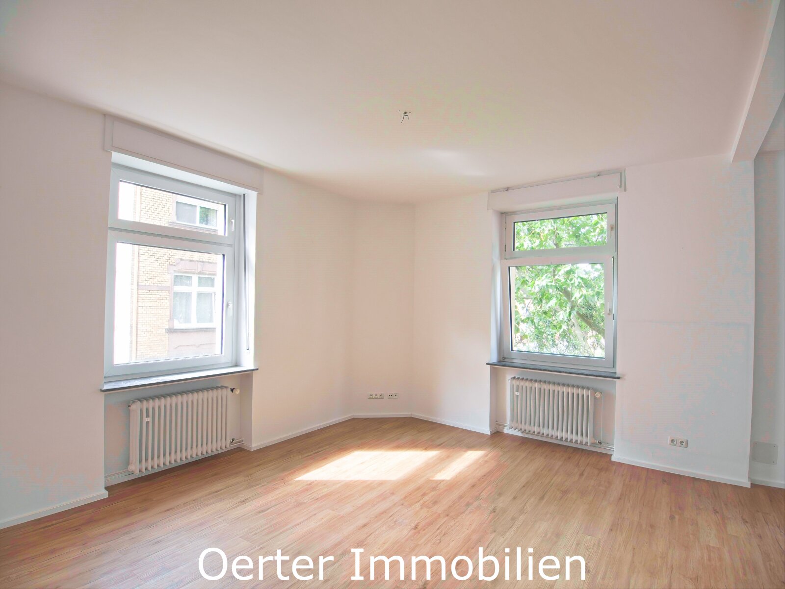 Große Dreizimmerwohnung im Altbau mit 2 Balkonen