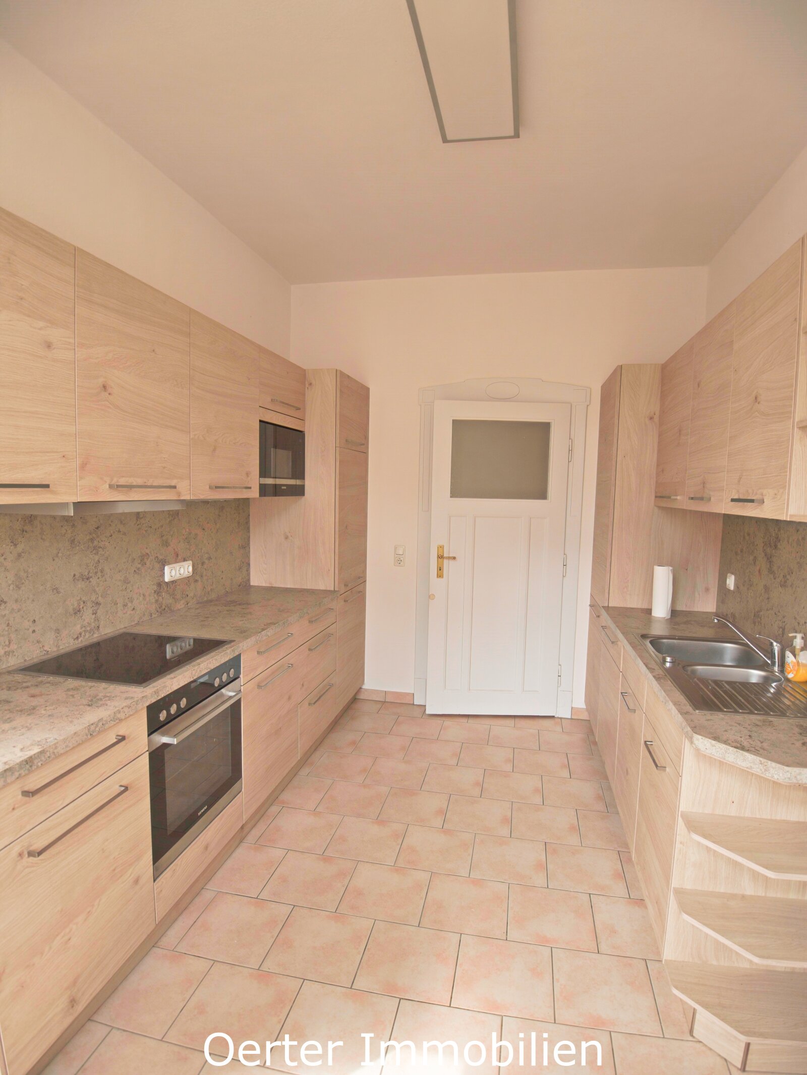 Große Dreizimmerwohnung im Altbau mit 2 Balkonen