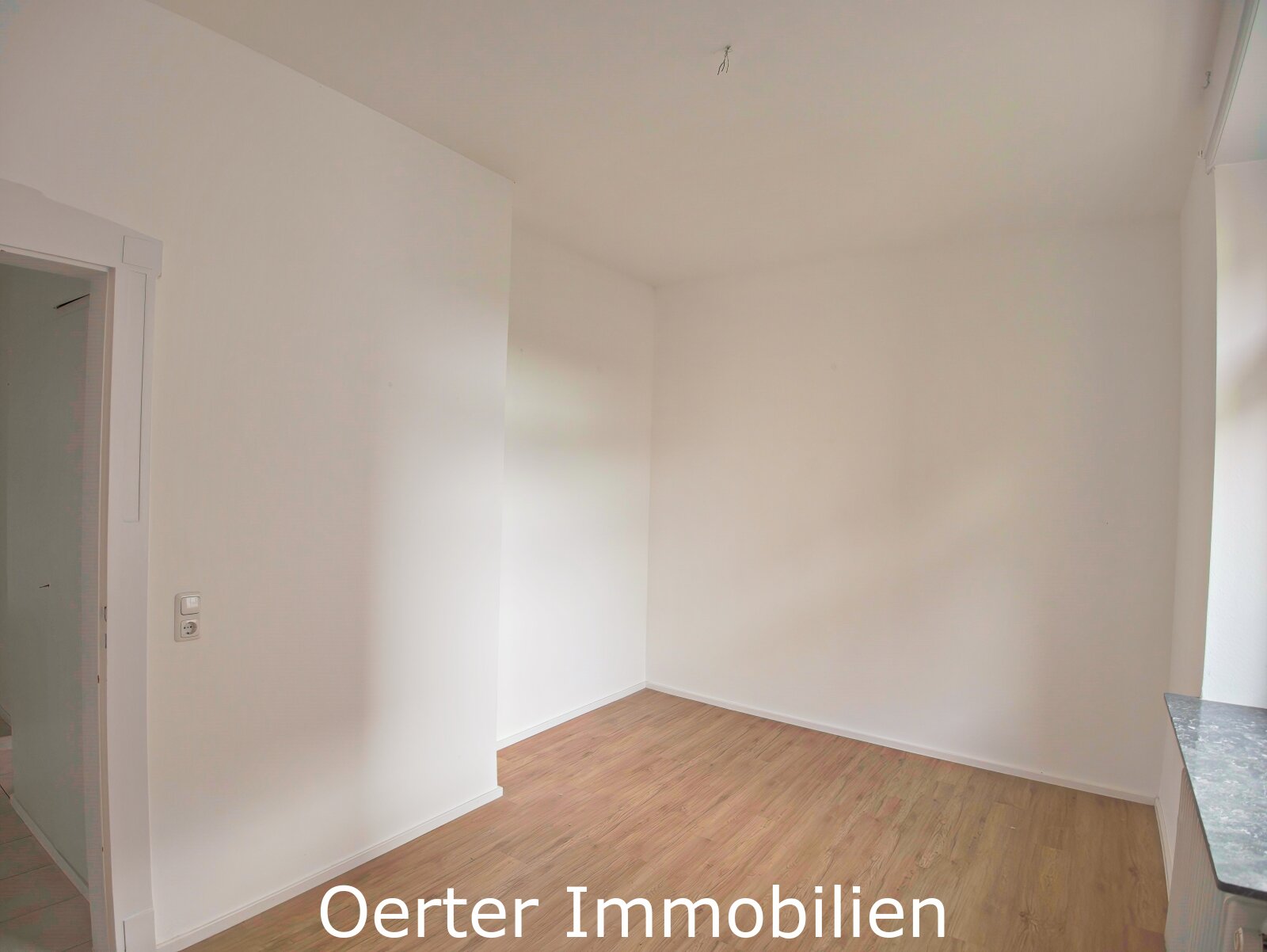 Große Dreizimmerwohnung im Altbau mit 2 Balkonen