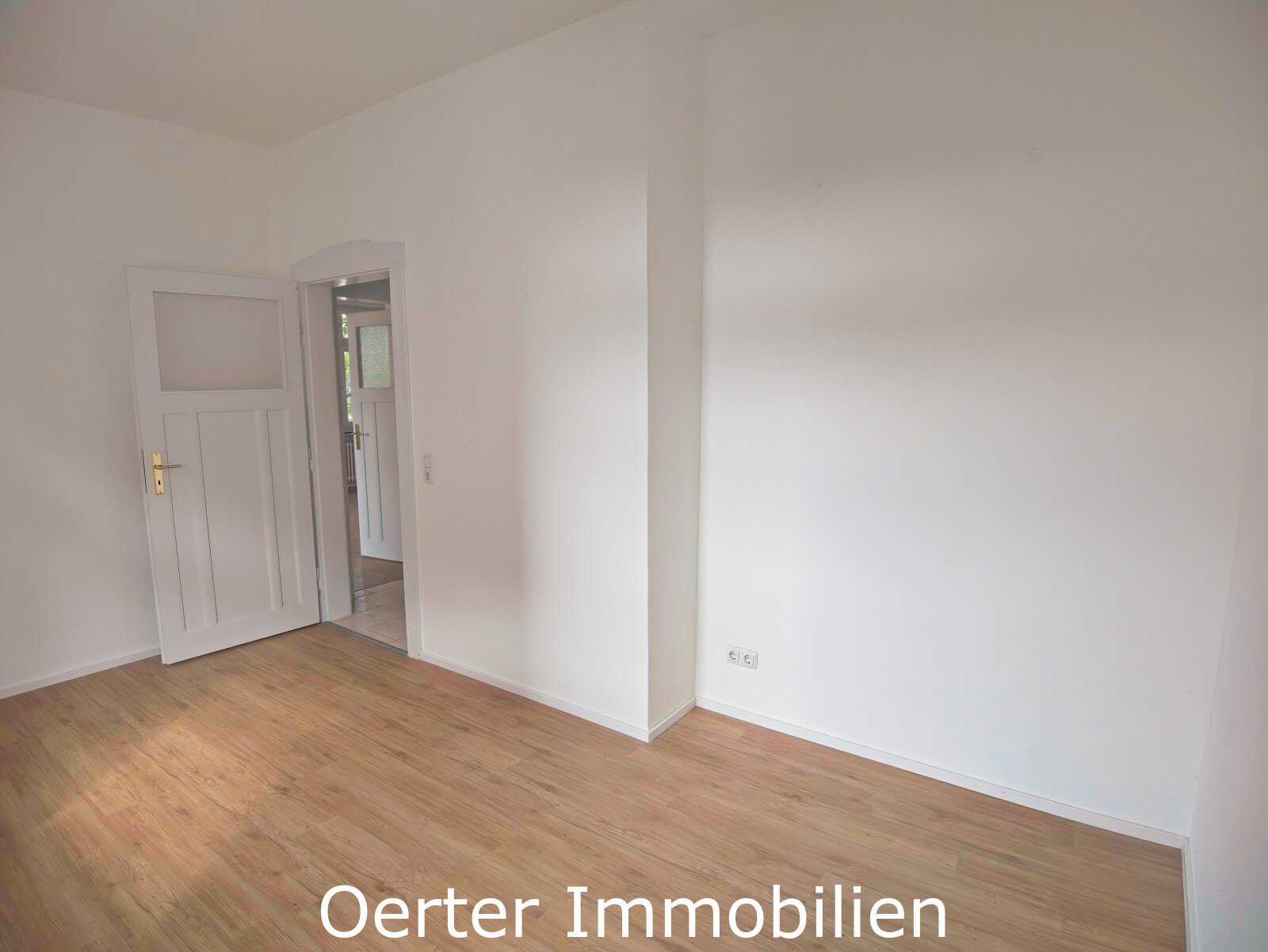 Große Dreizimmerwohnung im Altbau mit 2 Balkonen