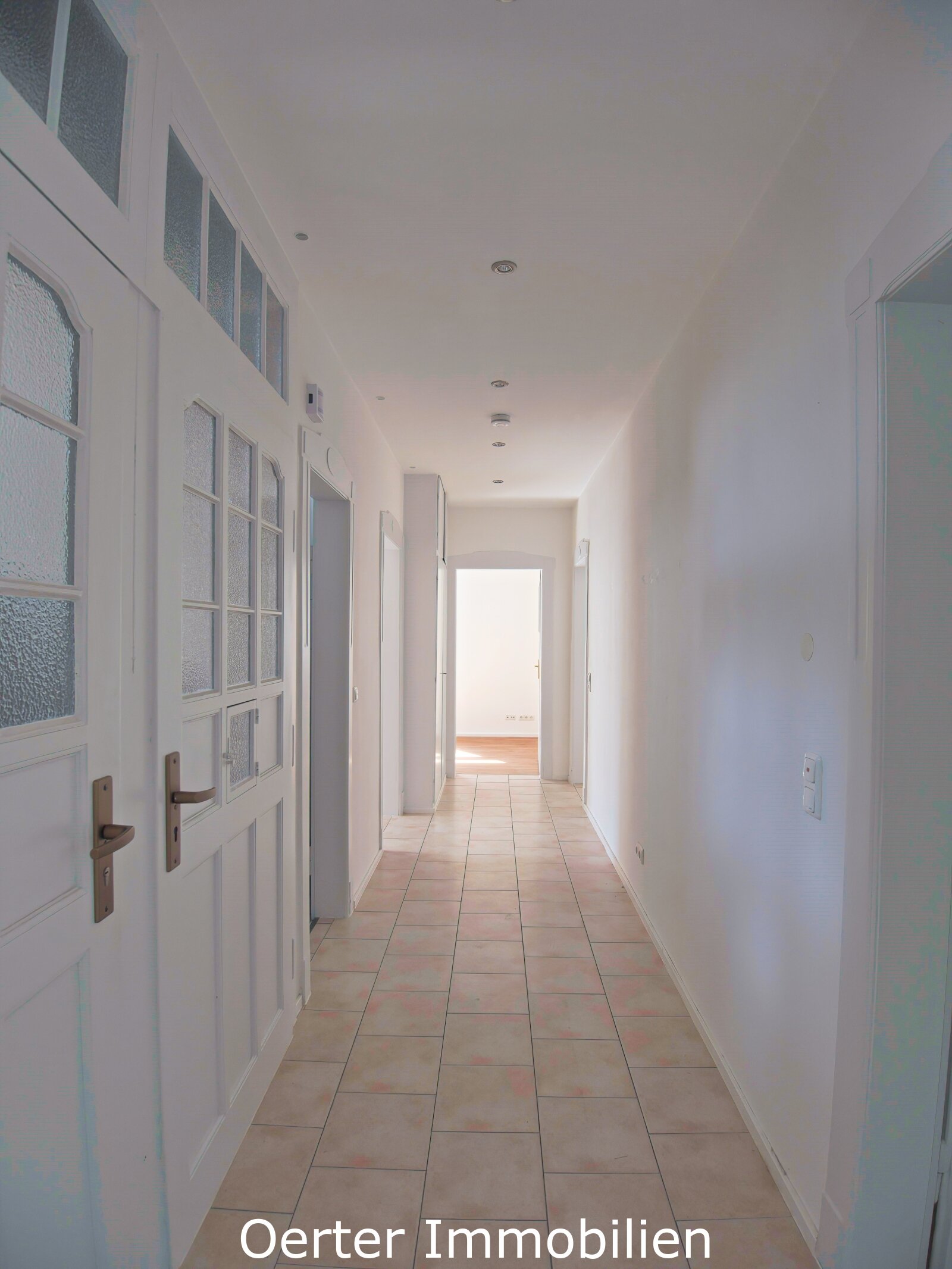 Große Dreizimmerwohnung im Altbau mit 2 Balkonen