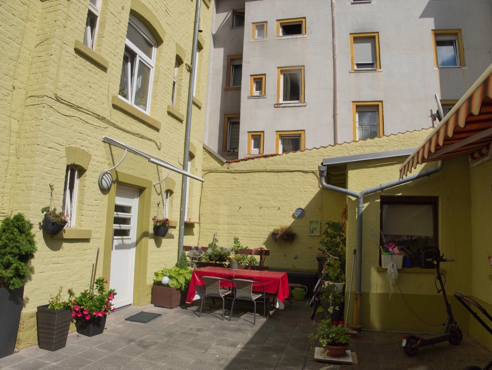 Hausansicht Sitzgruppe Hausansicht Sitzgruppe